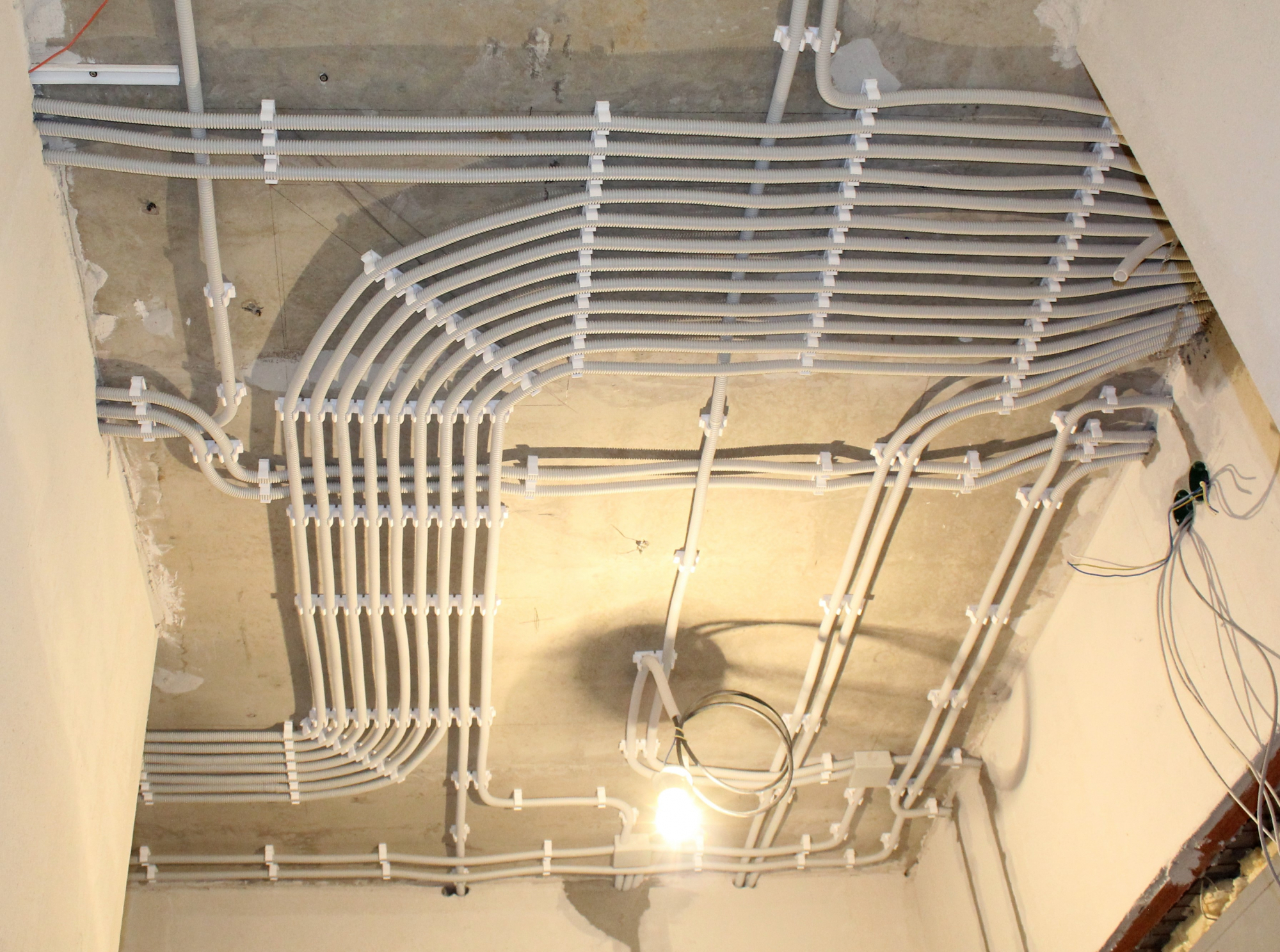 Электромонтаж в Подольске, прокладка электрики в квартире по потолку